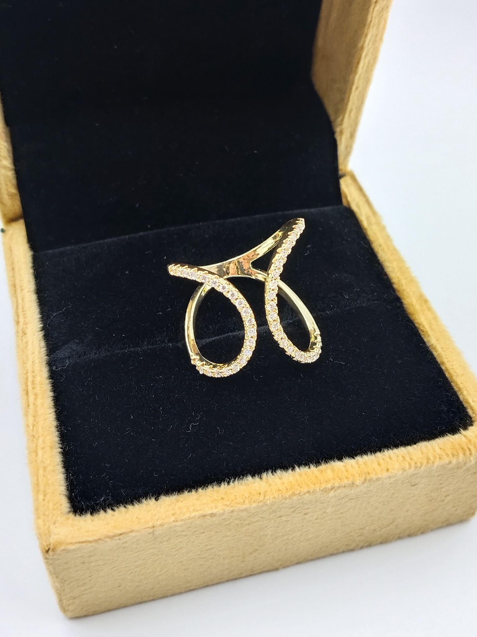 Glamorous Intertwined Butterfly Vanki Ring