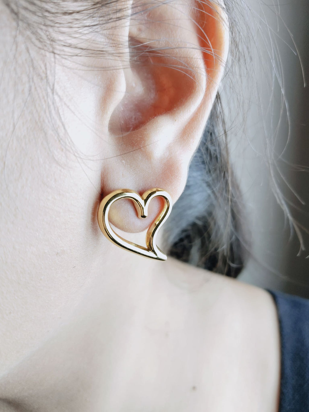 Sculpted Heart Outline Stud Earrings