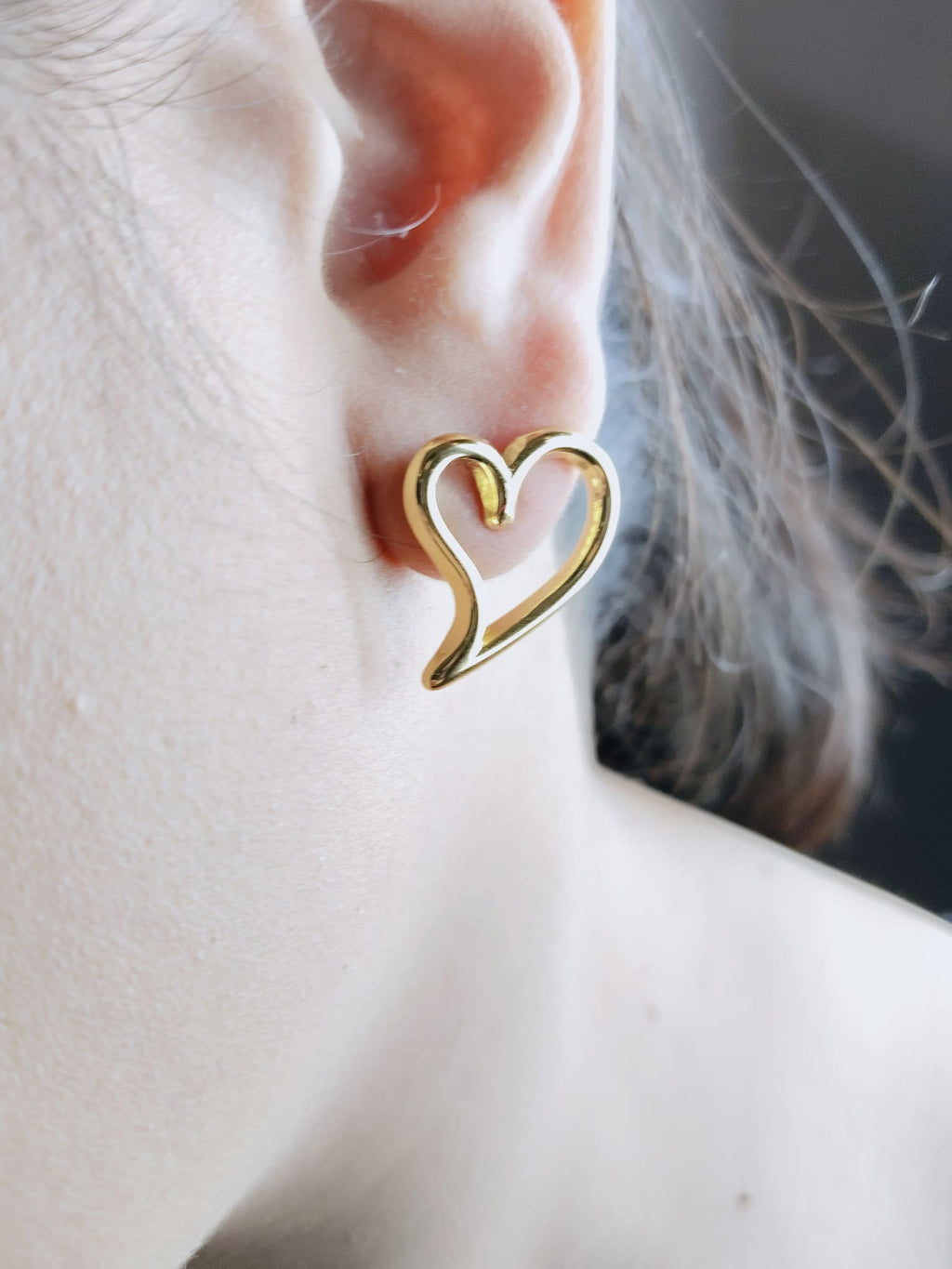 Sculpted Heart Outline Stud Earrings