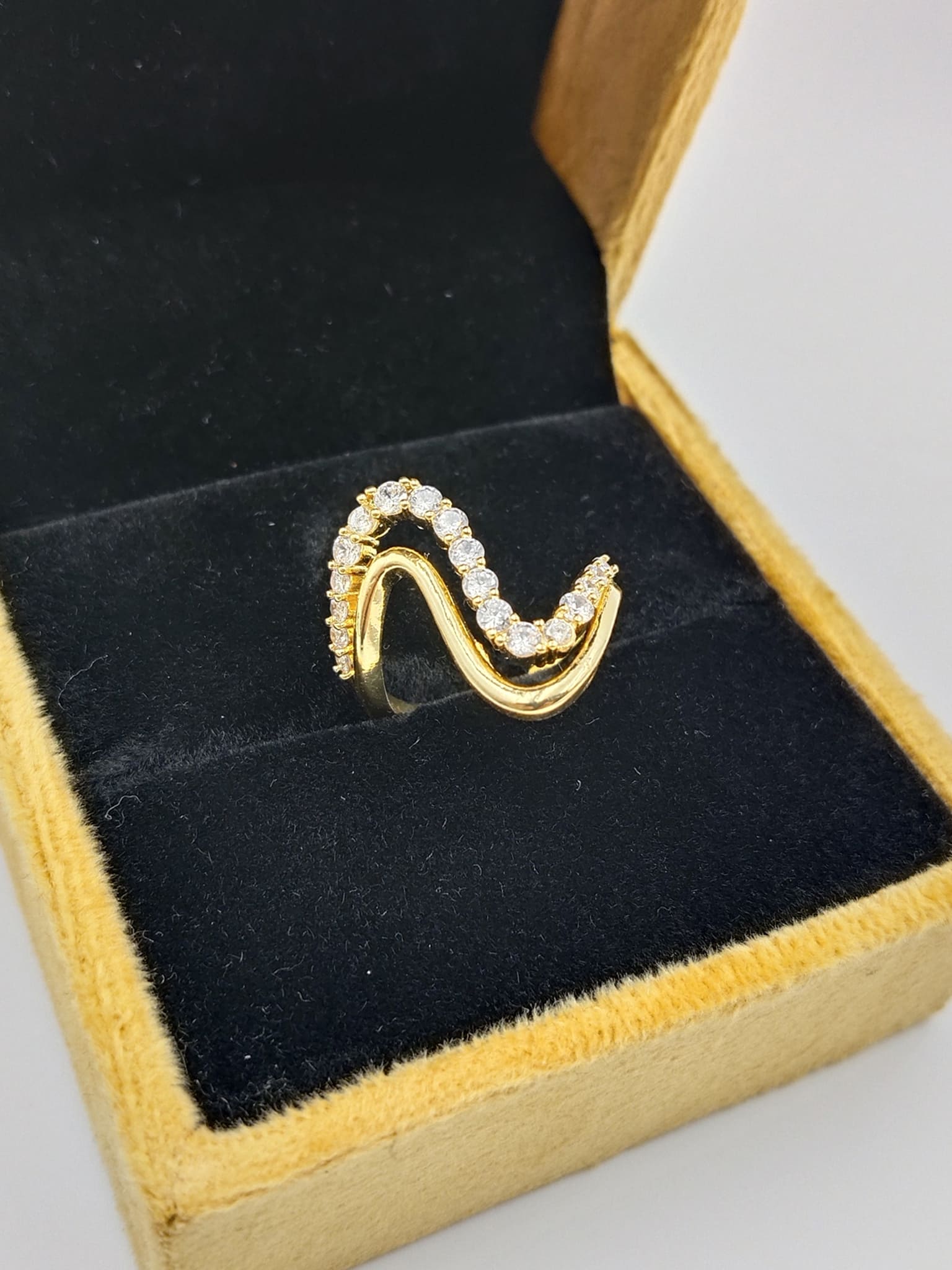 Wavy Crystal Vanki Ring